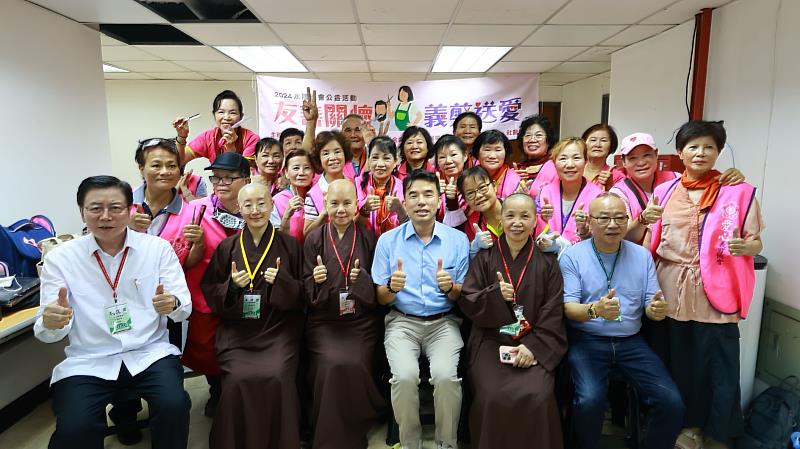 圖1，靈鷲山水陸空大法會擴大關懷，88節首度舉行「友善關懷，義剪送愛」活動。（圖由靈鷲山佛教教團提供）