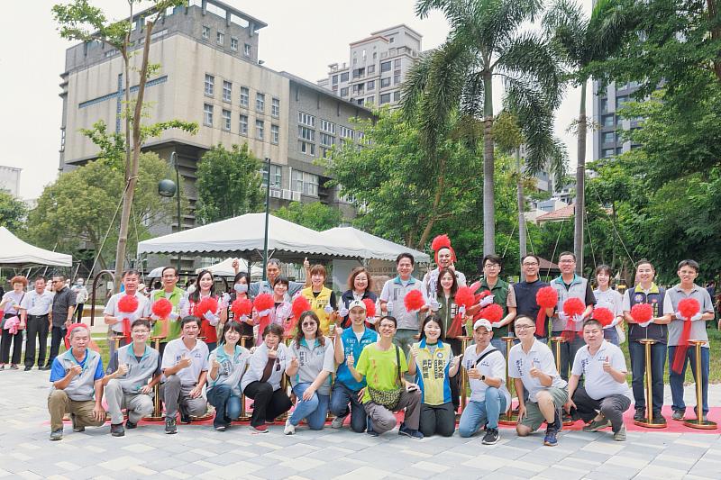 新竹市龍山公園煥新啟用，邱臣遠代理市長進行剪綵儀式