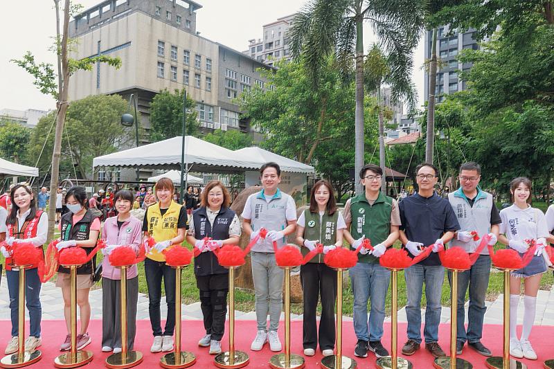 新竹市龍山公園煥新啟用，邱臣遠代理市長進行剪綵儀式