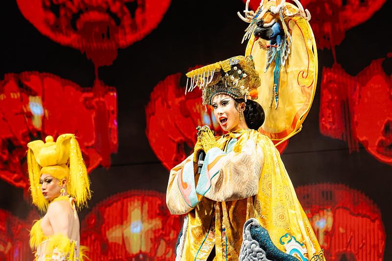 妮妃雅在《寶島富麗秀》以一席天上聖母的絕美扮相壓軸登場,吸引上千粉絲朝聖。