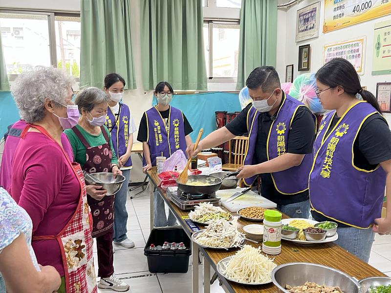 「果香山城-苗圃幸福心」以東勢山城為實踐場域，透過青銀共學及社區營養改造，打造健康友善高齡化社區，並結合食農教育，推動永續生產受好評。