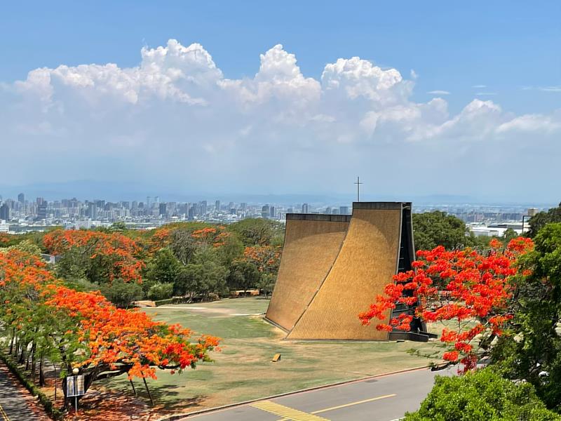 東海大學校長張國恩表示，全力推動永續與AI雙軸心的東海，將持續培育趨勢人才，並積極協助產業轉型。