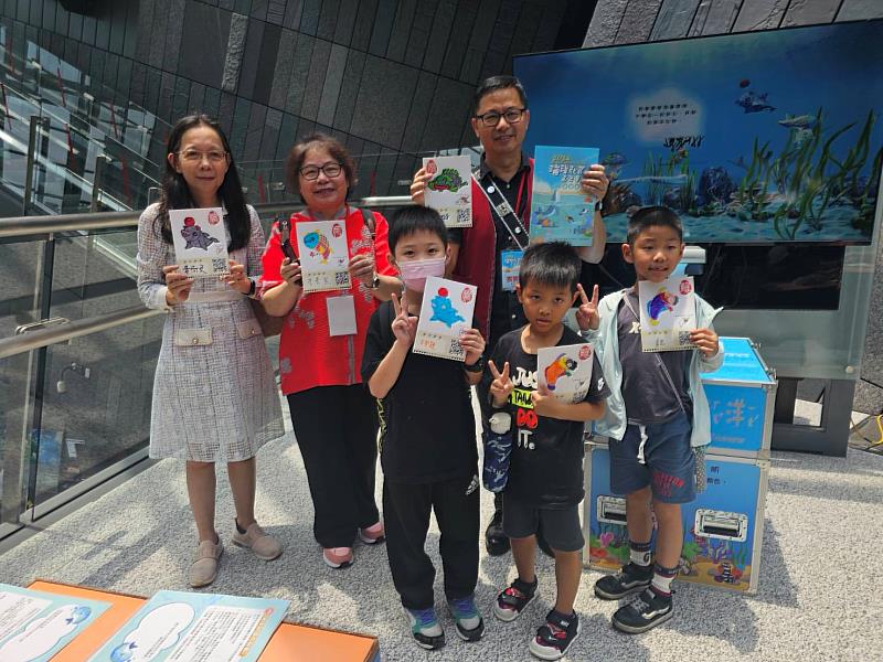 海委會黃政務副主任委員(左1)、科工館李館長(左2)、蘭博館陳館長(中)與現場小朋友共同宣示行動愛海洋 