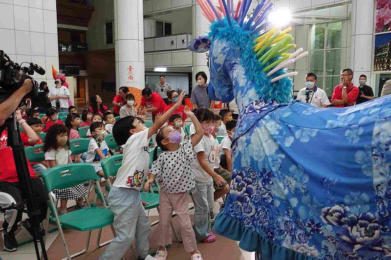 幼兒園細人仔喜愛與「雨馬」互動