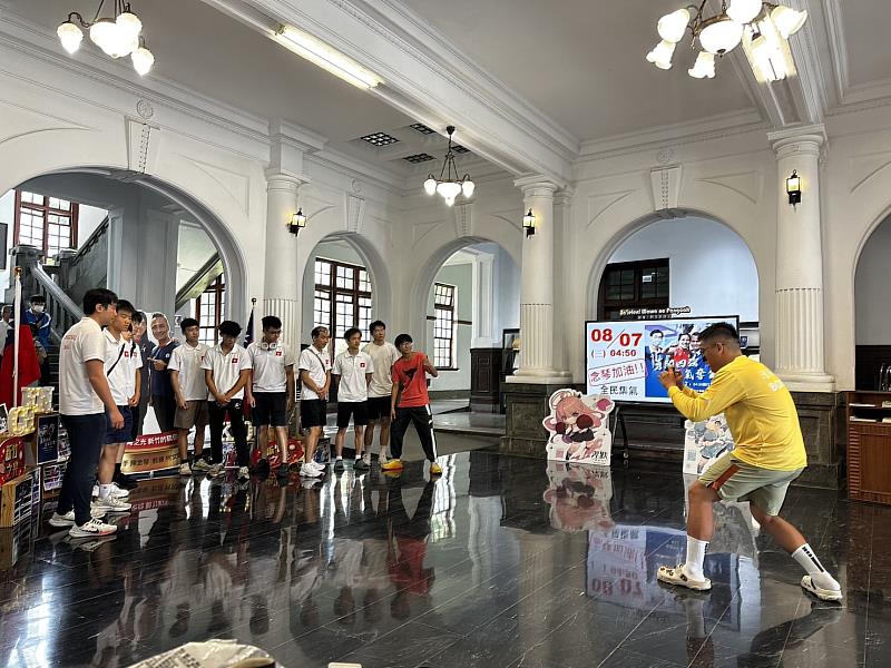 陳念琴香港拳迷特別前來打卡加油