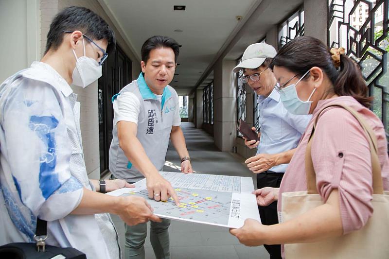 新竹市代理市長邱臣遠前往關埔地區視察首座民間捐贈空橋進度