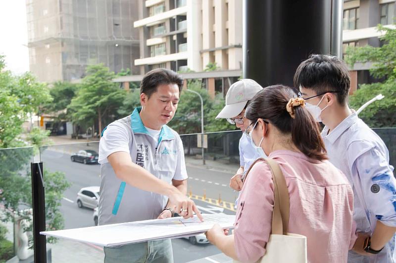 新竹市代理市長邱臣遠前往關埔地區視察首座民間捐贈空橋進度