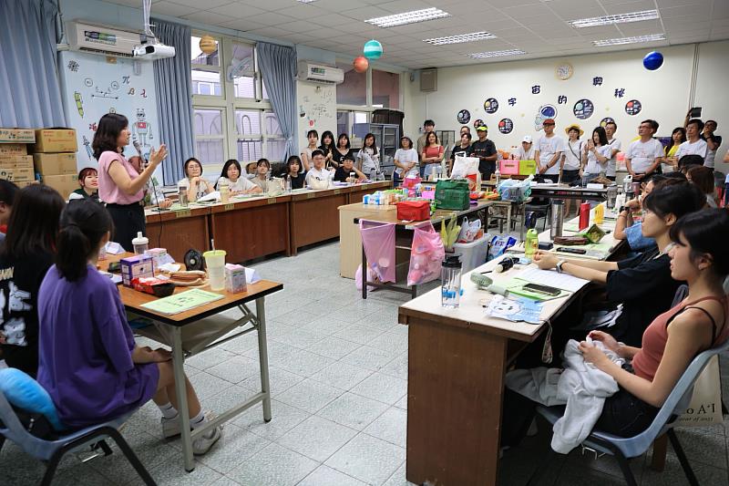 世新社服團友會在理監事會議後到壯圍國小探視第103屆服務隊的學弟妹。（世新大學提供）