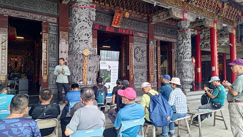 伍玉龍老師於步道旁孚佑宮講解手作步道工法及理念，並宣導無痕山林及登山安全觀念