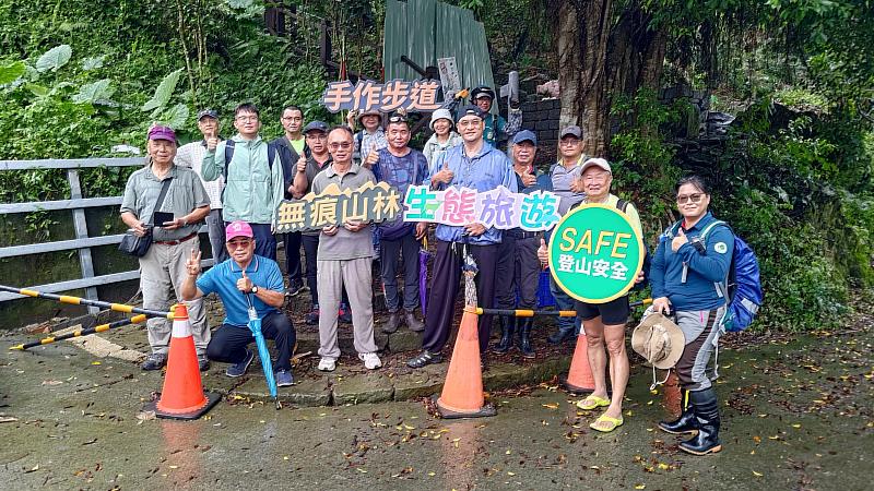 林業保育署嘉義分署10日攜手崁頭山孚佑宮及國家森林志工共同修繕崁頭山步道