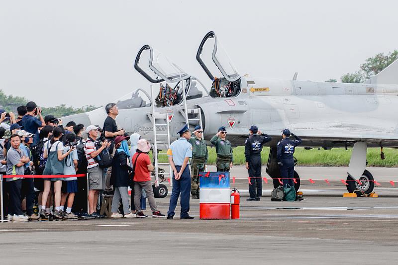 嘉義空軍基地開放吸引萬人參觀 ，空中操演大獲好評-3