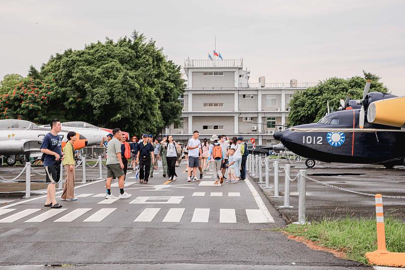 嘉義空軍基地開放吸引萬人參觀 ，空中操演大獲好評-5