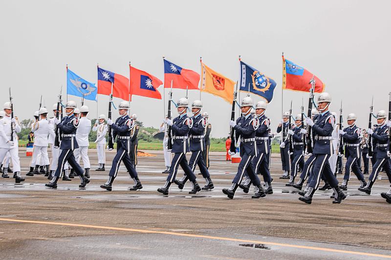 嘉義空軍基地開放吸引萬人參觀 ，空中操演大獲好評-1