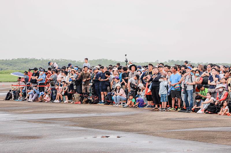 嘉義空軍基地開放吸引萬人參觀 ，空中操演大獲好評-4