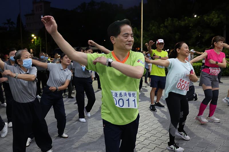 一大早天還沒亮，林欣榮院長就跟大家一起做熱身操