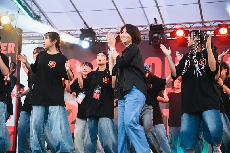 屏東高校祭_周縣長與學生熱舞互動