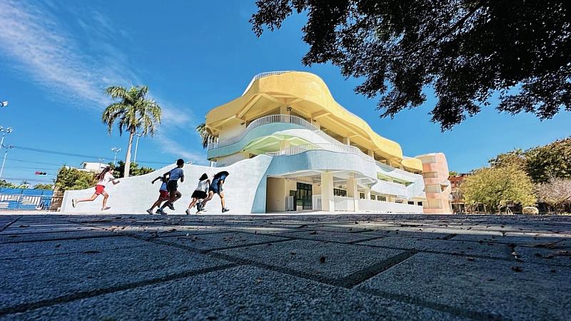 竹東鎮中山國民小學校舍拆除重建興建工程獲公共建築類建築園冶獎，全新A棟校舍結合藝術、自然環境與人文，獨特空間引導孩童五感體驗。