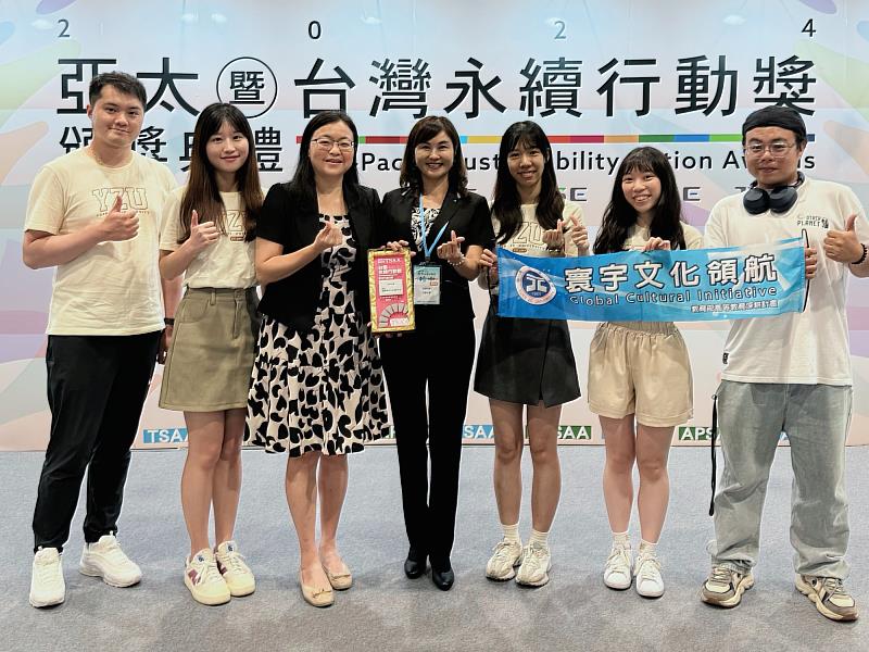 計畫主持人黃郁蘭教授(中)與團隊合影