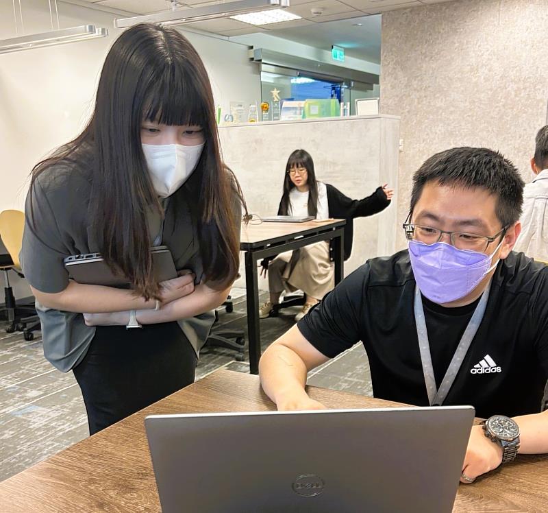 透過參加青年就業旗艦計畫,沒有工作經驗的新鮮人小潔(左)在系統化教育訓練與職場導師帶領下,成為獨當一面的初階管理人