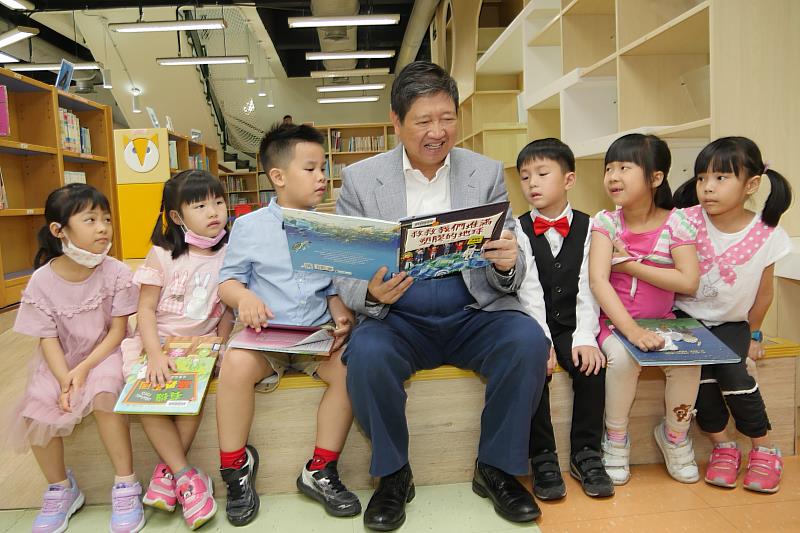 圖書館閉館期間將設立臨時流通服務台接續提供服務，讓閱讀服務不間斷。