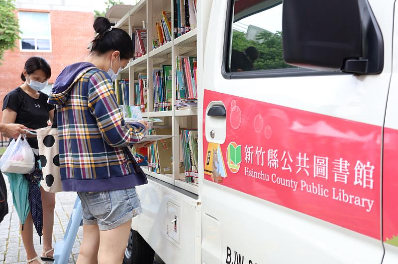 圖書館閉館期間行動書車等服務均正常運作，閱讀服務不間斷。