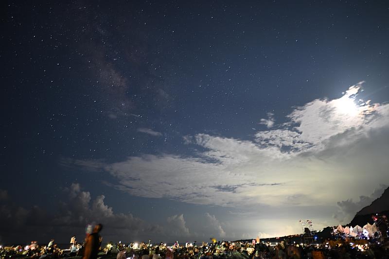 台東最美星空音樂會東河場 金曲歌王攜手全民妹妹 以歌聲帶領民眾 享受太平洋上絢爛流星雨