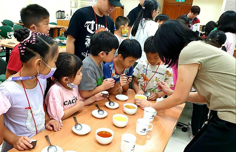 景文科大攜手家扶辦茶頭鹿多重宇宙夏令營。