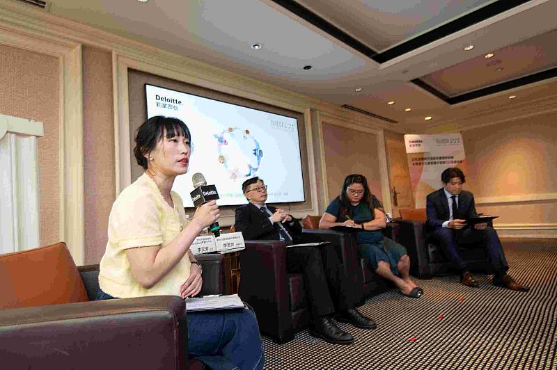 對談環節中,新光人壽保險股份有限公司副總經理廖晨旭(左2起)、彤鳥社會企業有限公司創辦人邱雅雲、德勤財務顧問股份有限公司副總經理陳柏諭進行案例分享。左1為主持人ESG for Culture 影響力中心主任李又芳。