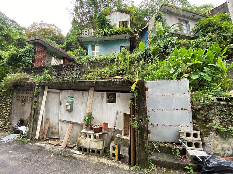 臺北市文山區萬盛街公辦都更案現況建物老舊殘破，居住環境品質不佳。(新北住都中心提供)