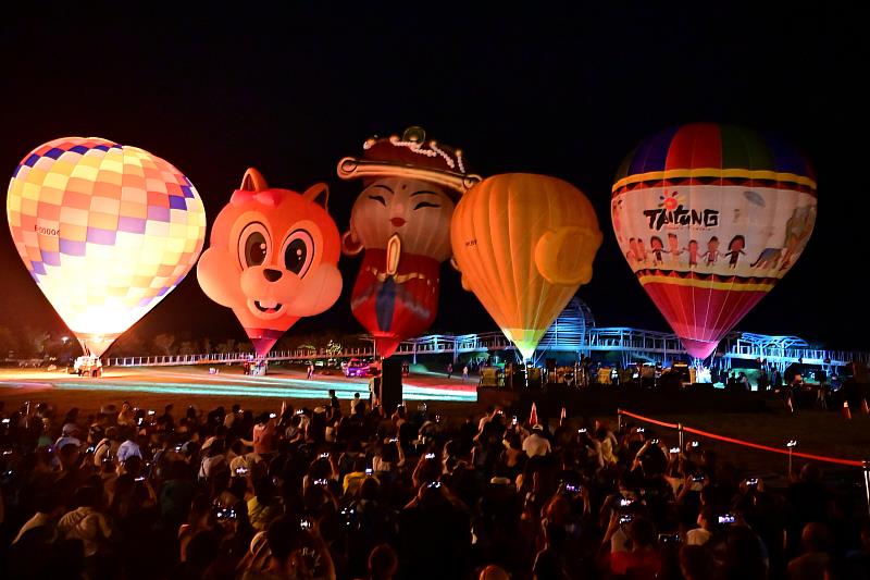 臺東市區唯一熱氣球光雕於國際地標熱鬧登場 人氣金曲樂團麋先生MIXER+煙火秀 饒縣長與近兩萬球迷齊欣賞