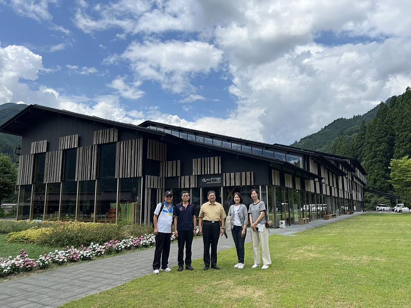 新竹縣長楊文科(中)率縣府團隊造訪日本四國最美圖書館「雲之上圖書館」。