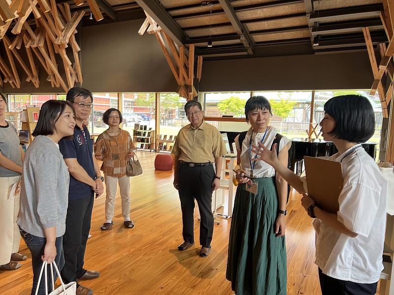 新竹縣長楊文科率縣府團隊造訪日本四國最美圖書館「雲之上圖書館」，透過導覽從中吸取其成功經驗。