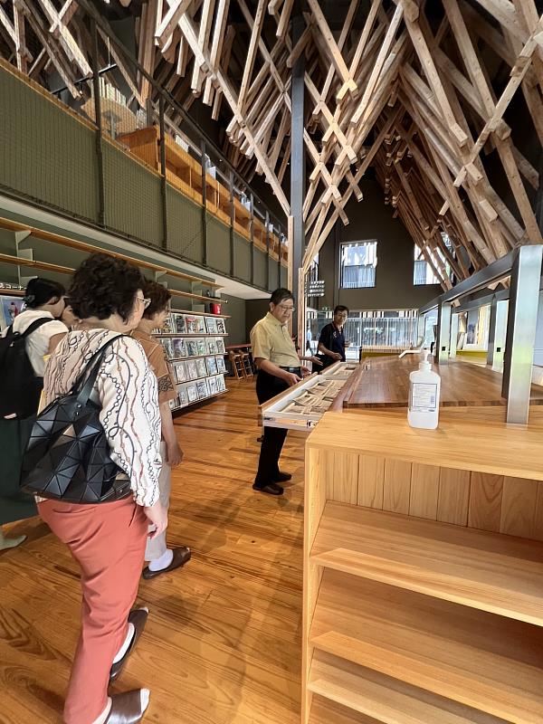 新竹縣長楊文科率縣府團隊造訪日本四國最美圖書館「雲之上圖書館」，盼吸取其成功經驗，優化竹縣圖書及藝文服務。