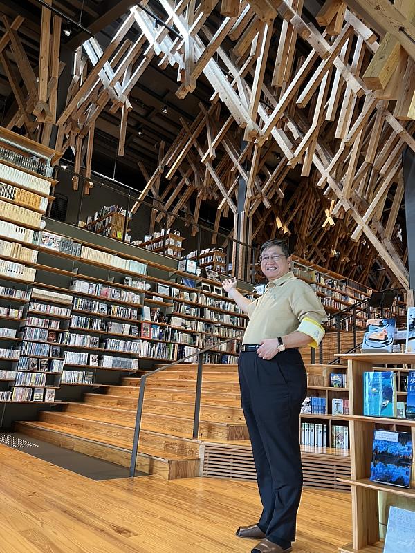 新竹縣長楊文科率縣府團隊造訪日本四國最美圖書館「雲之上圖書館」。