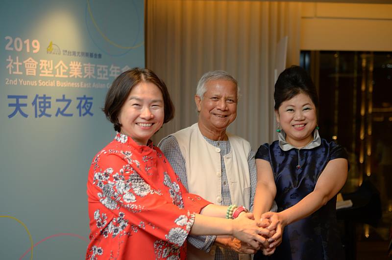 In 2019,Professor Yunus (Center) was invited to participate in the Yunus Social Business East Asia Conference organized by the Foundation for Yunus Social Business Taiwan (“the Foundation”). On the left is Philippa Tsai, President of the Foundation, and on the right is Juno Wang, CEO of the Foundation.