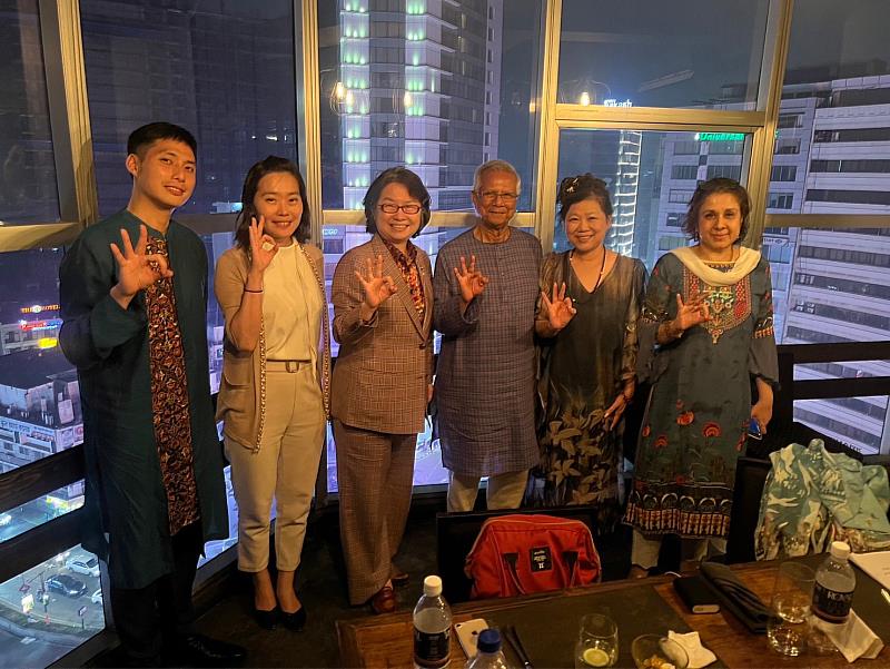 In 2023,Philippa Tsai, President of the Foundation (third from the left), and Juno Wang, CEO (second from the right), visited Professor Yunus (third from the right) in Bangladesh.