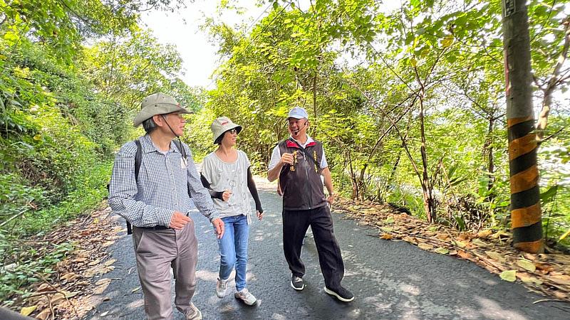 清流社區發展協會理事長温信德(右)導覽