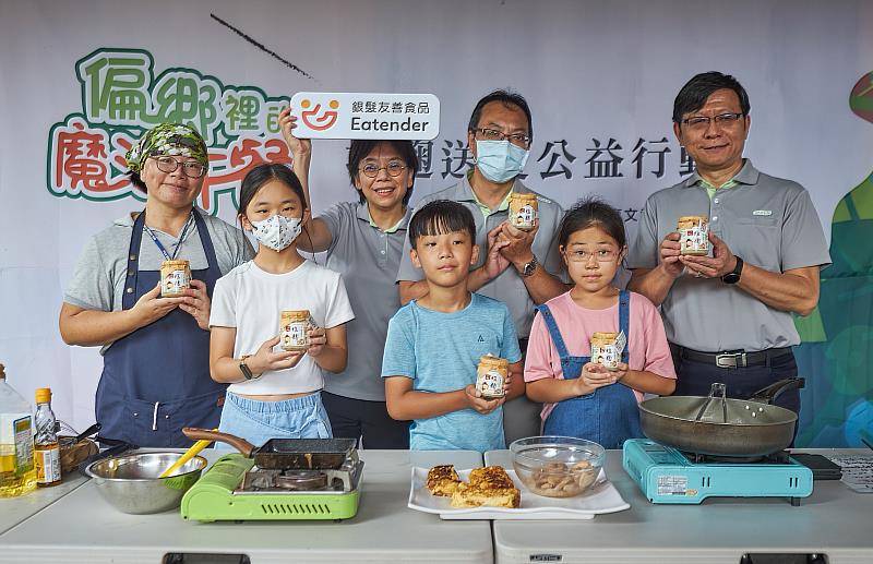 臺鹽公司邀請後壁學童嘗試用塩麴料製作美味料理,簡單美味迅速上桌,成就感滿滿。