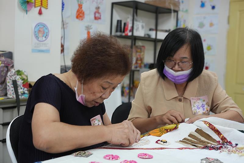 國美館藝術創齡計畫藝術輔療課程中，促進者透過談話與陪伴，引導長者自由創作。國立臺灣美術館提供