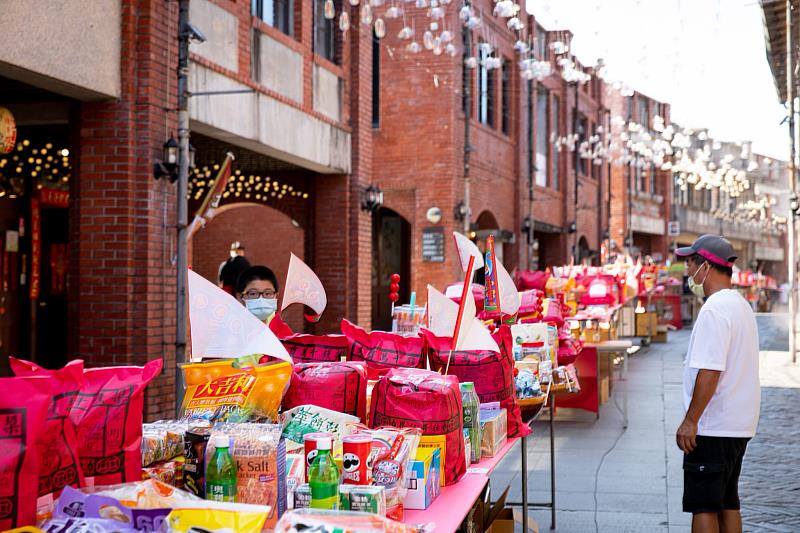 一年一度傳藝中元祭，近百米長祭品桌延綿整條文昌街道的的壯觀景象。