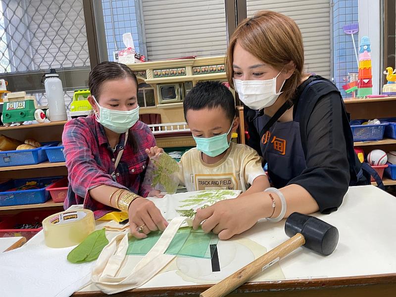 透過植物拓染啟發幼童五感體驗