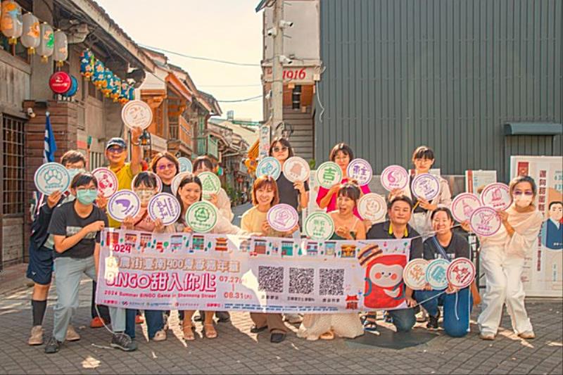 南臺科大「文化底蘊USR計畫」師生與神農街住民共辦BINGO「甜入你心」集章活動大合照。