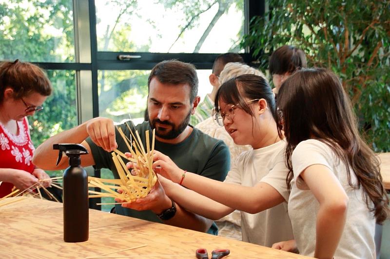 南華大學產設系至德國展開學海築夢計畫，圖為辦理竹編工作坊，學生教導竹編製作。