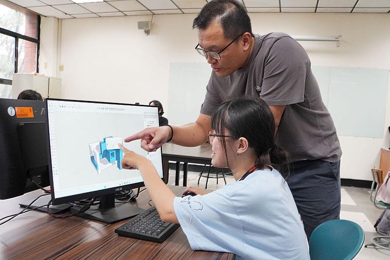 大葉大學空設系劉凱群老師(後)指導學員建模