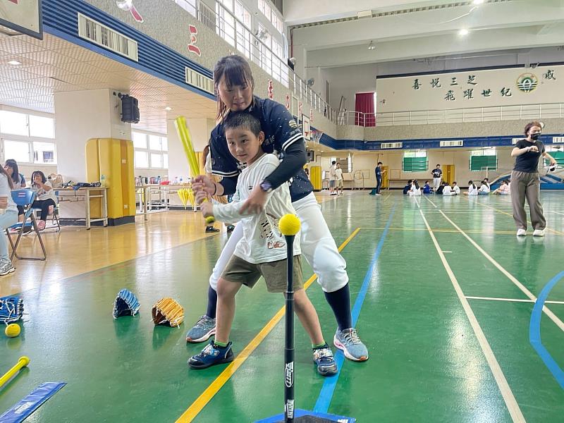 接棒未來女子棒球隊副隊長林珈羽教導孩子揮棒。圖/頂新和德文教基金會提供