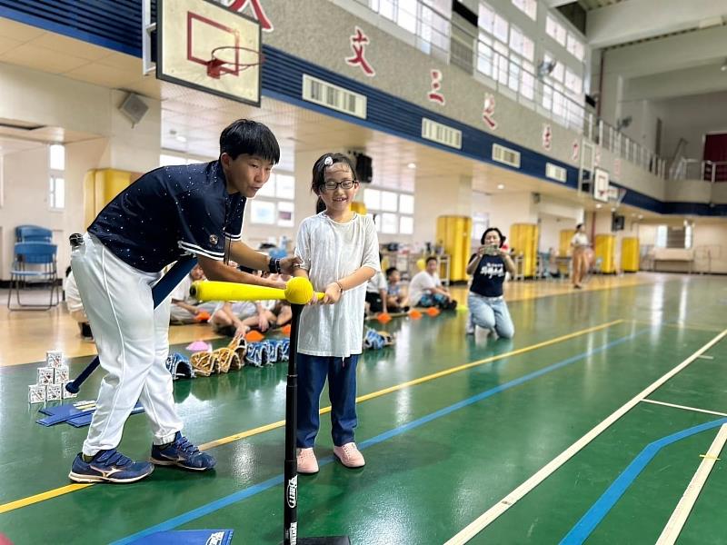 接棒未來女子棒球隊資深隊員李詩芸為弱勢兒童上棒球課。圖/頂新和德文教基金會提供