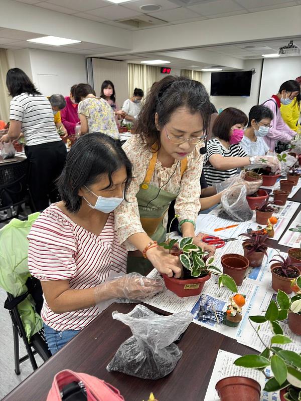 樂活學程三年級陳巧慧(左2)協助學員進行手作植栽