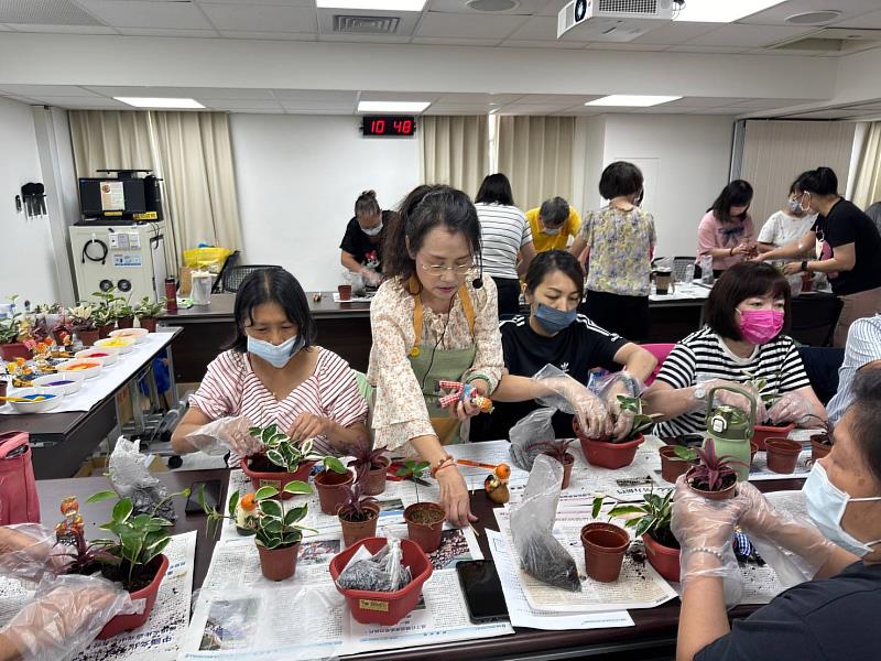 崑大樂活學程至醫院開設園藝療法課程，陳巧慧(左2)協助學員進行手作植栽