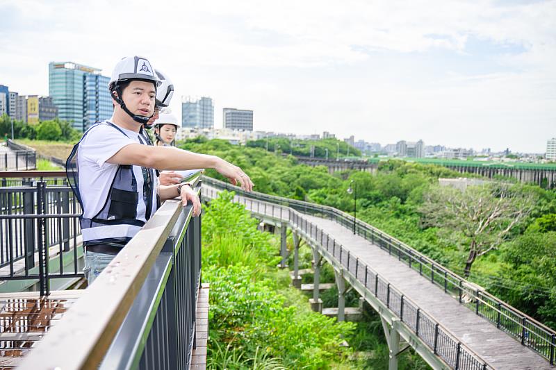 邱臣遠代理市長視察重劃範圍內慈雲路西側(公1-1)高架木棧道。