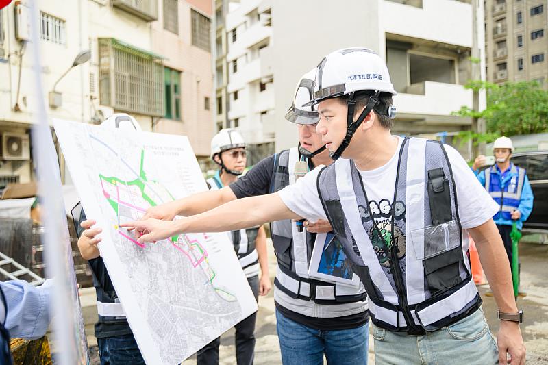 邱臣遠代理市長視察慈祥路延伸段工程。